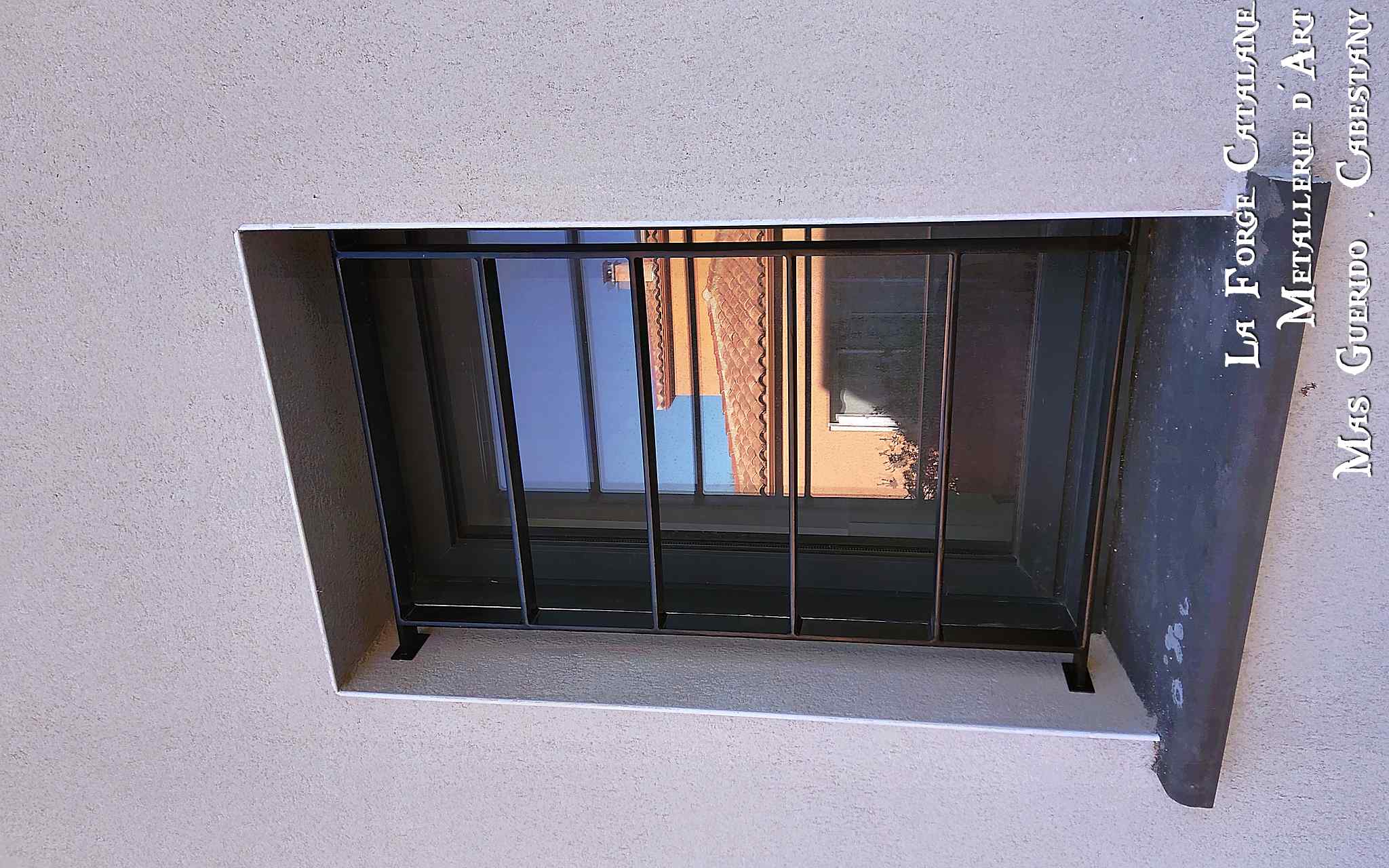 grille de protection fixe en fer plat forge catalane.jpg